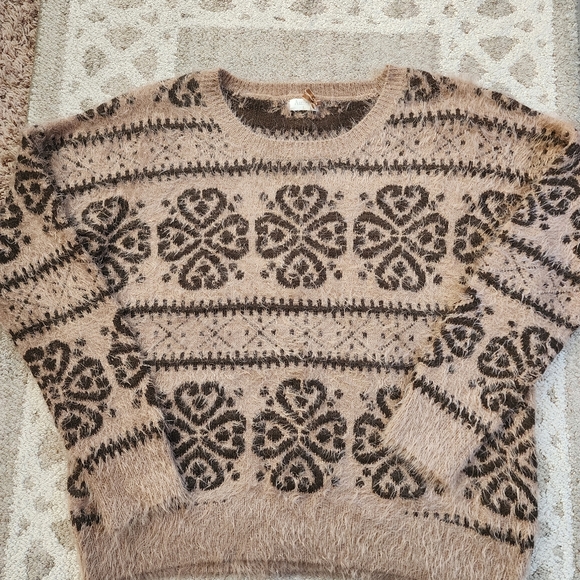 Amichi Fuzzy Sweater - Picture 7 of 10